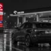 Audi Q6 e-tron przy ładowarce ORLEN Charge obok pylonu z cenami paliw